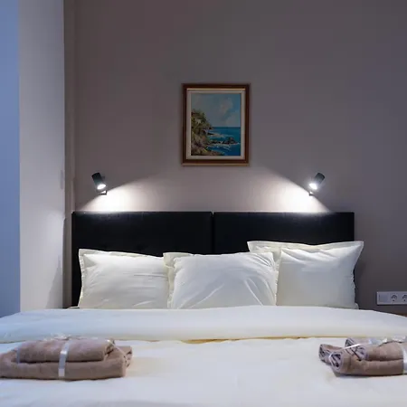 Centre Spacious 2 Bedroom Apartment *