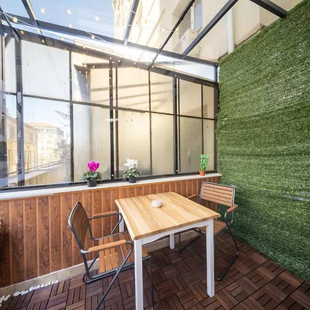 Centre Spacious 2 Bedroom *