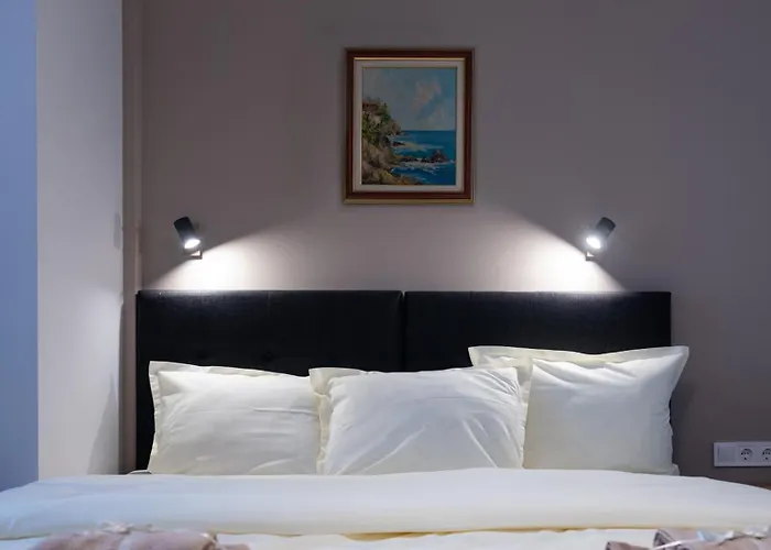 Centre Spacious 2 Bedroom Apartment *