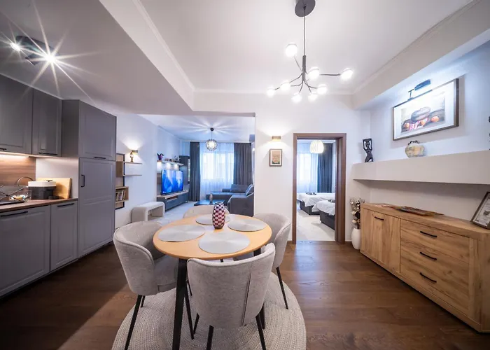 Centre Spacious 2 Bedroom Apartment *