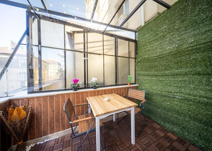 Centre Spacious 2 Bedroom *